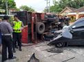 Truk dan mobil Avanza yang terlibat kecelakaan di Blitar sebelum dievakuasi