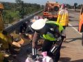 Petugas PJR Polda Jatim membantu mengumpulkan barang-barang penumpang Isuzu Elf yang terguling di Tol Jombang 