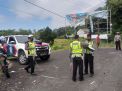 Unit Laka Satlantas Polres Pasuruan melakukan olah TKP di lokasi kecelakaan dua motor
