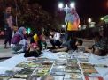 Penampakan lapak baca Komunitas Vespa Literasi di Alun-alun Kraksaan, Probolinggo