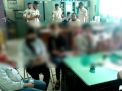 Lima wanita yang terjaring razia saat didata di Kantor Satpol PP Kabupaten Lamongan (Foto: Istimewa)