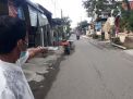 Warga menunjukkan lokasi penangkapan terduga teroris di Surabaya