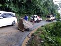 Longsor di Piket Nol membuat arus lalu lintas Lumajang-Malang tersendat