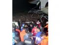 Tim gabungan mengevakuasi korban longsor di Dusun Bojong Kondang, Desa Cihanjuang, Kecamatan Cimanggung, Kabupaten Sumedang (Foto: Istimewa)