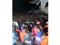 Tim gabungan mengevakuasi korban longsor di Dusun Bojong Kondang, (Foto: Istimewa)