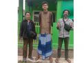 Lukman Hakim Pratama (tengah), pemuda di Kota Probolinggo bertinggi badan 2 meter