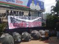 Aksi damai MCW di depan Pendopo Agung Pemkab Malang