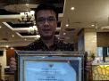 M Fikser tunjukkan penghargaan yang diterima Pemkot Surabaya