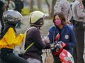 Dosen dan Mahasiswa Unair Bagikan Ribuan Masker untuk Peserta UTBK