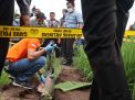 Tim Inafis Polres Ponorogo melakukan identifikasi di lokasi penemuan mayat bayi