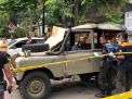 Tim Inafis Polrestabes Surabaya melakukan identifikasi mayat pria dalam mobil di Jalan Makam Peneleh, Surabaya
