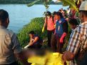 Proses evakuasi mayat pria bertato yang ditemukan di Sungai Brantas Mojokerto