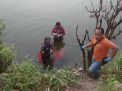 Tim Inafis Polres Mojokerto Kota mengevakuasi mayat perempuan di Sungai Prajurit Kulon