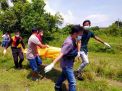 Proses evakuasi mayat pria dengan luka tusuk di Pasuruan pada Selasa (23/3/2021)
