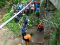 Evakuasi mayat remaja pria yang ditemukan di bawah jembatan di Kemlagi, Mojokerto 
