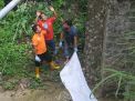 Tim Inafis Polres Mojokerto Kota mengevakuasi mayat remaja yang ditemukan di bawah jembatan di Kemlagi