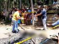 Tim Inafis Polresta Banyuwangi melakukan identifikasi di TKP penemuan mayat hangus terbakar