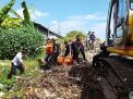Mayat Pria Misterius Ditemukan dalam Tumpukan Sampah Enceng Gondok di Surabaya