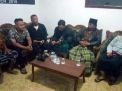 Oknum polisi dan bidan saat diamankan warga di Pasuruan setelah digerebek karena diduga mesum