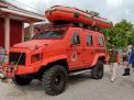 Mobil Amfibi milik BPBD Gresik terpaksa 'mundur alon alon' menjauh dari pemukiman yang terdampak banjir