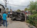 Tertabrak Kereta Api di Surabaya, Mobil Terlempar Timpa Warkop, Pengemudi Tewas