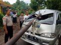 Mobil Daihatsu Espass ringsek tertimpa tiang listrik di Probolinggo