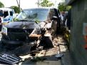 Kondisi mobil Honda MPV yang menabrak pohon dan pagar Kantor Bulog di Jalan Ahmad Yani, Surabaya