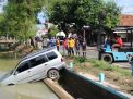 Mobil Panther Dikemudikan ASN Nyungsep dalam Sungai di Ponorogo