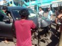 Mobil Avanza ringsek tabrak tiang PJU di Magetan