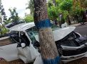 Mobil yang ditumpangi wisatawan asal Kulon Progo menabrak pohon di Pacitan