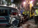 Petugas menderek mobil yang menyeret biker dalam kecelakaan di Kota Madiun