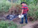 Polisi melakukan identifikasi di lokasi penemuan tengkorak di Mojokerto