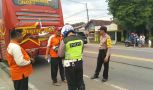 Anggota Unit Laka Satlantas Polres Ngawi meminta keterangan sopir Bus Sugeng Rahayu