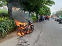 Motor yang terbakar di Surabaya