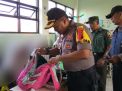 Kapolsek Sukomanunggal Kompol Muljono memeriksa tas para siswa SMP untuk mengecek HP, antisipasi fenomena geng di Surabaya