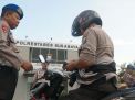 Anggota Sipropam Polrestabes Surabaya memeriksa kelengkapan surat kendaraan yang dikendarai salah satu anggota polisi (Foto-foto: Humas Polrestabes Surabaya)