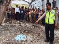 Polisi menunjukkan orok bayi yang ditemukan di Tandes, Surabaya