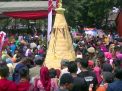 Tumpeng setinggi 2 meter diarak dalam prosesi peringatan Hari Jadi ke 825 Kabupaten Trenggalek