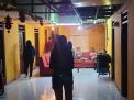 Proses penggerebekan praktik prostitusi di eks Lokalisasi Sememi, Surabaya