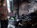 Polisi melakukan olah TKP di pabrik kerupuk Ponorogo yang terbakar