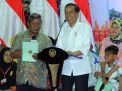Atika (kanan) salah satu PKL yang curhat tentang Satpol PP kepada Presiden Jokowi usai menerima sertifikat tanah gratis