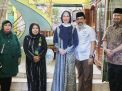 Calon Wali Kota Surabaya Irjen Pol (Purn) Machfud Arifin dan istrinya Ny Lita Machfud Arifin bersilaturahmi ke kediaman Ustazah Hj Ulaiyah di Rungkut