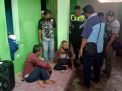 Paman (duduk kanan) yang membacok keponakan di Pasuruan saat diamankan polisi