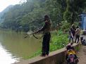 Para paser menikmati sensasi berburu ikan mabuk di Telaga Ngebel, Ponorogo