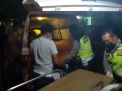 Petugas membawa pasangan kekasih di Sidoarjo yang dibacok ke rumah sakit
