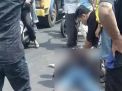 Petugas mengevakuasi pelajar SMK yang kecelakaan di Malang