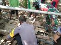 Polisi dan TNI bersama warga mengevakuasi pelajar SMP di Ngawi yang terperosok dalam sumur