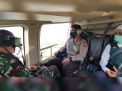 Gubernur Jatim Khofifah Indar Parawansa, kapolda dan pangdam saat memantau penyekatan PPKM Darurat dari udara