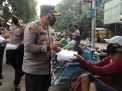 Polisi Bagikan Ribuan Takjil Serentak di Mojokerto