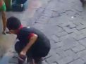 Seorang anak mengambil masker di atas jalan berpaving (Foto-foto: tangkapan layar video viral)